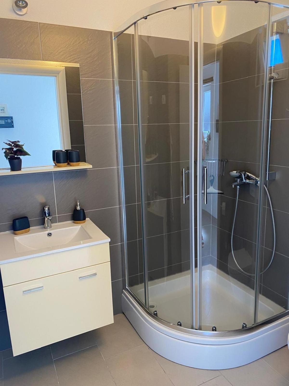 Villa Pina Tisno Apartment Zonsa 2 Pers ภายนอก รูปภาพ